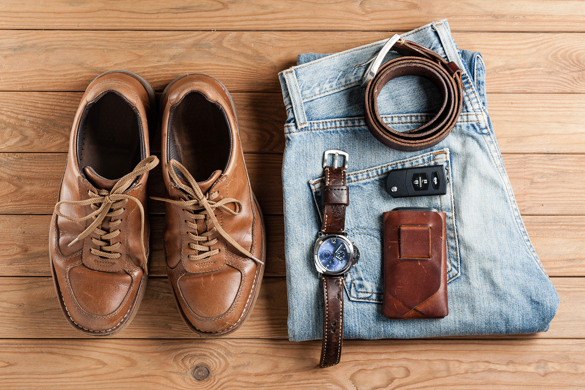Complete outfit with blue jeans and brown shoes