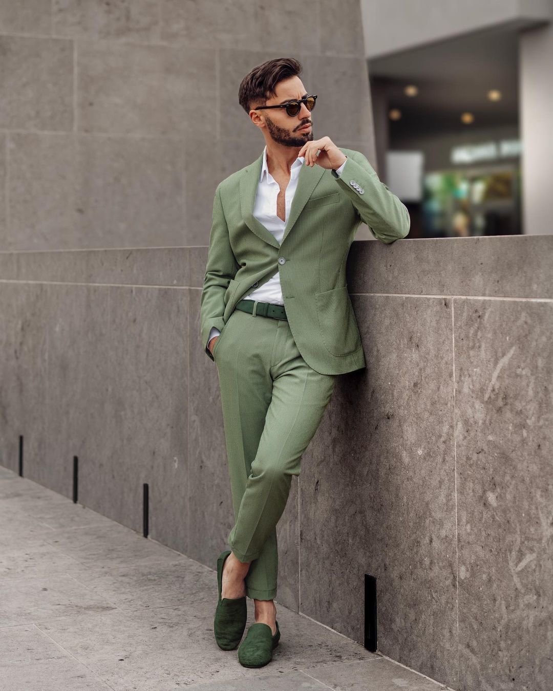 the-best-color-combinations-to-wear-with-a-green-suit-2024