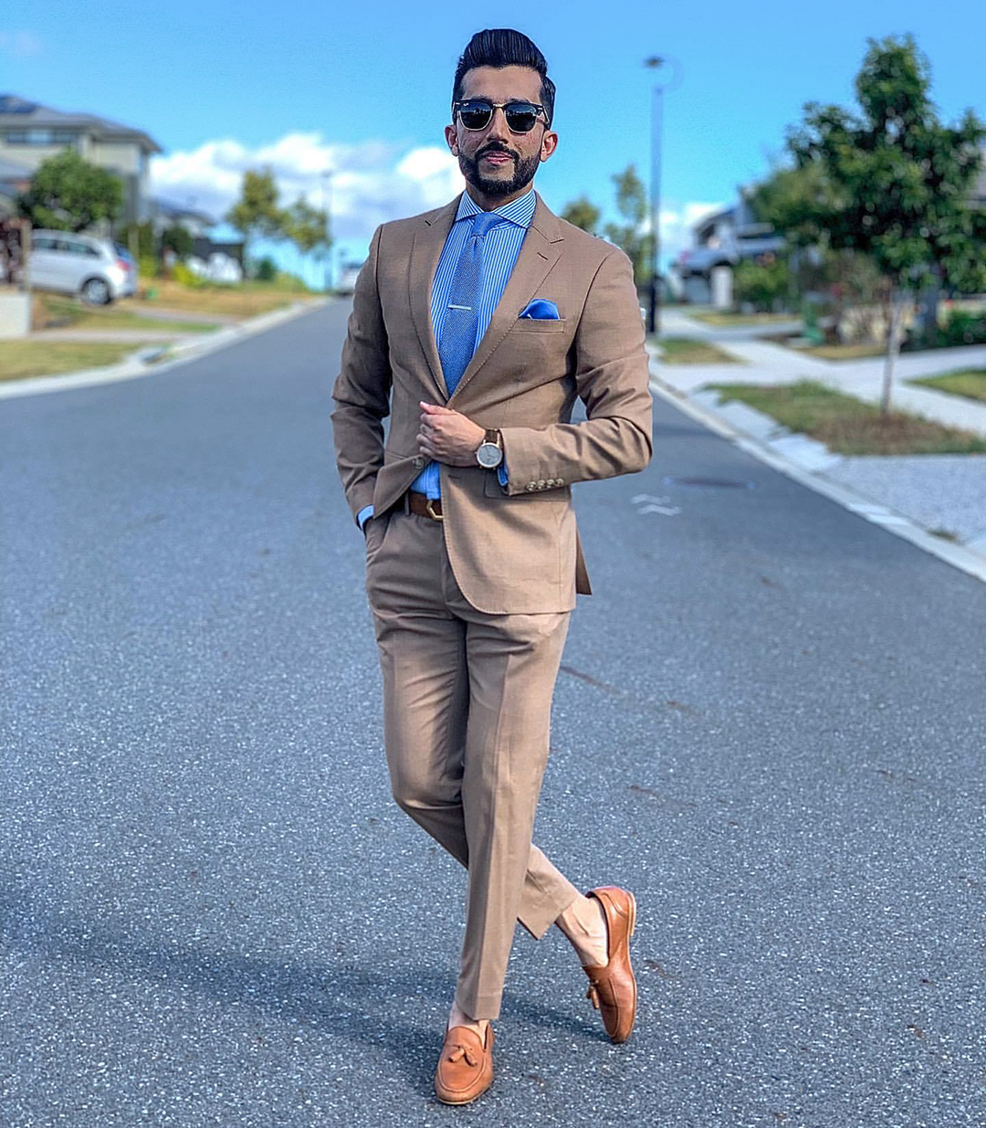 How to wear a tan suit with a blue-striped shirt