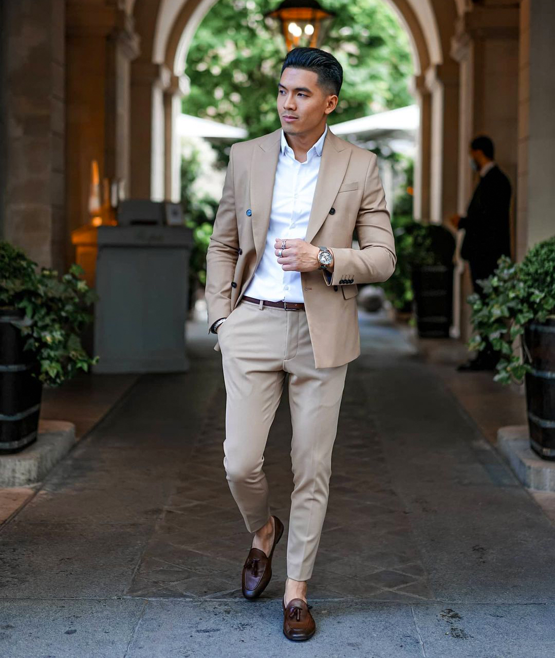 How to wear a tan suit with a white dress shirt