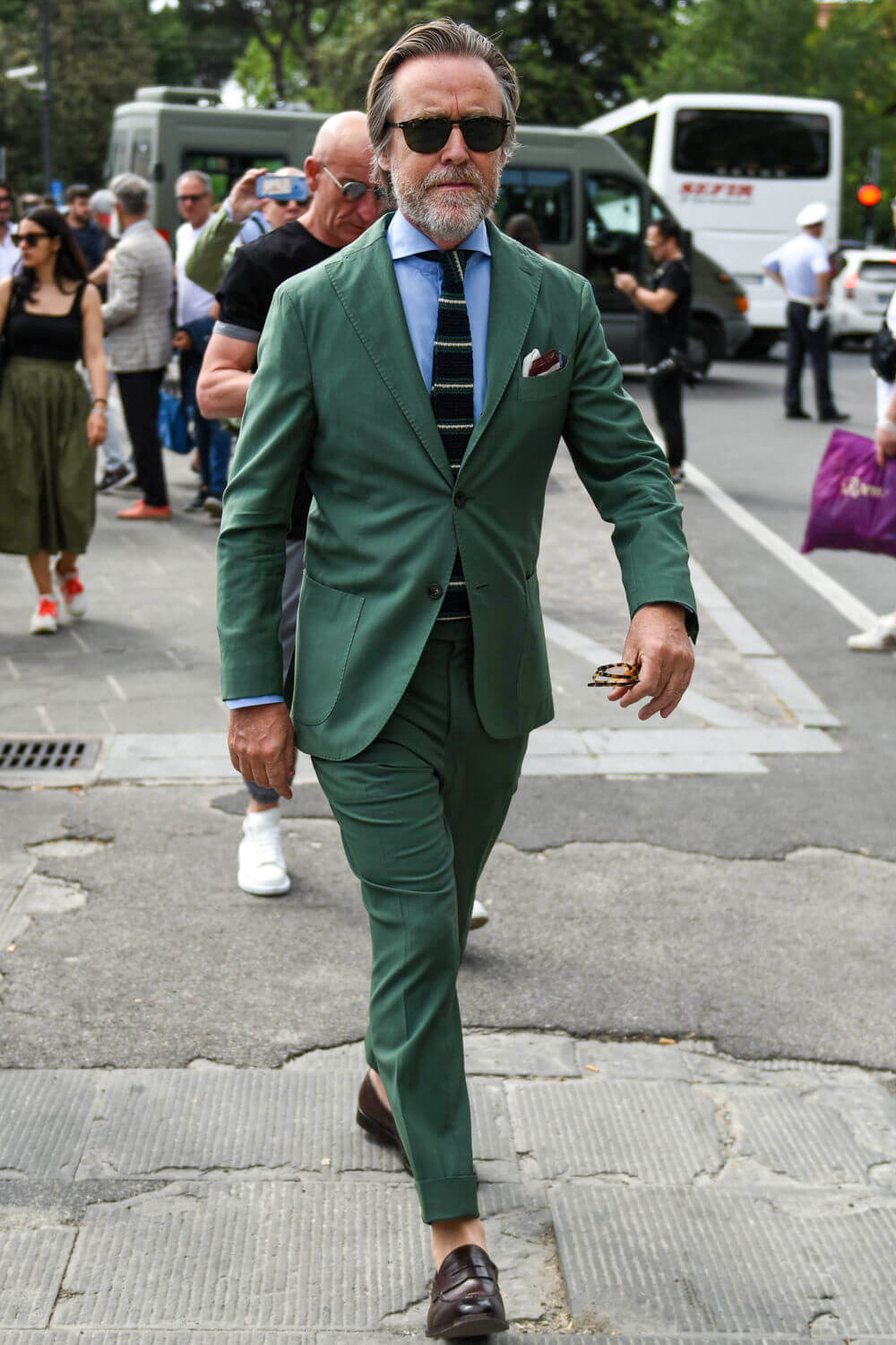 Matching a green suit with a blue dress shirt and a navy tie